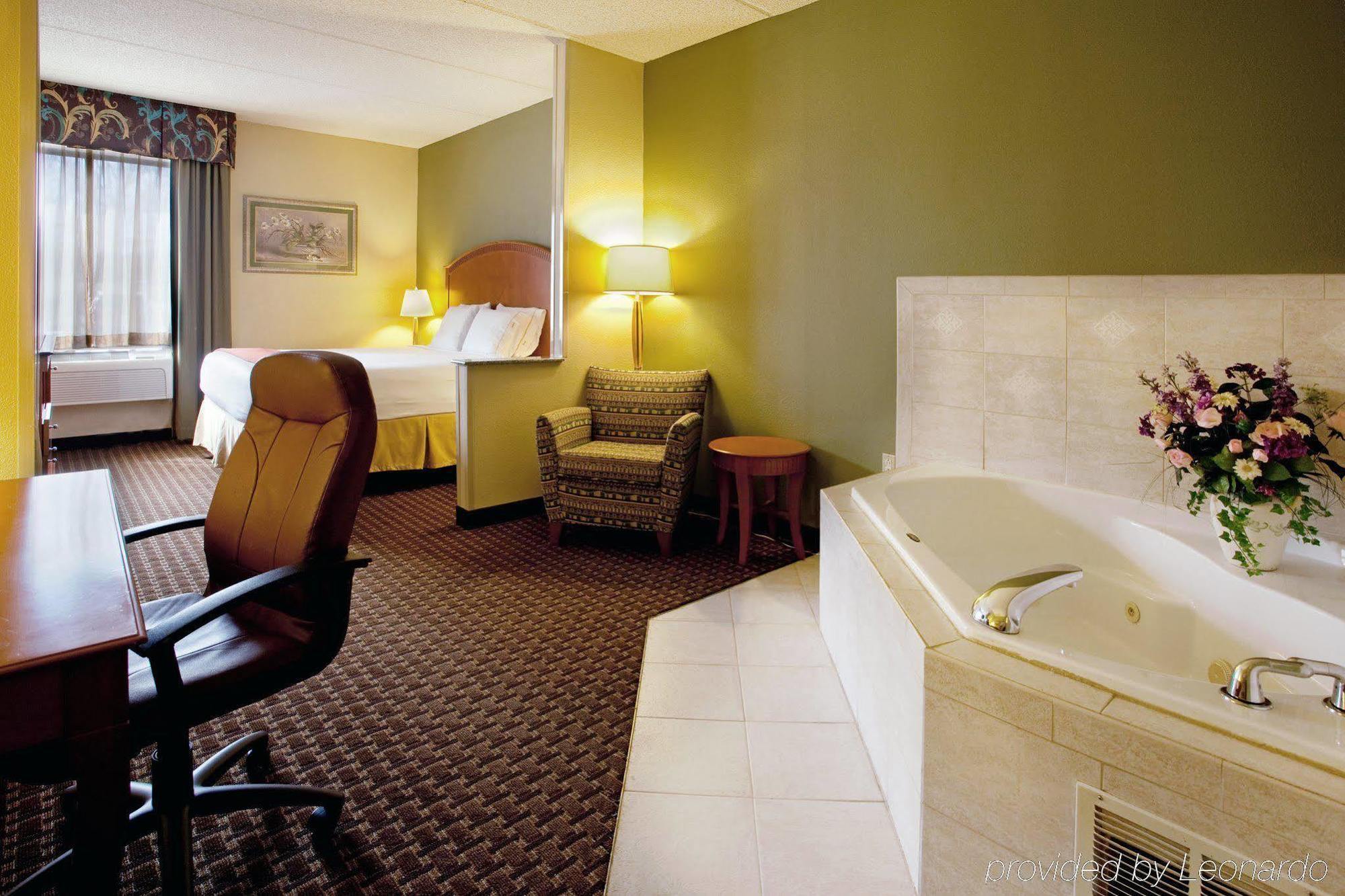 Holiday Inn Express & Suites Charlotte Arpt-Belmont By Ihg Pokój zdjęcie